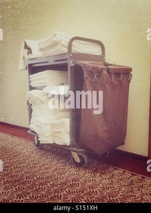 Carrello con asciugamani in un hotel Foto Stock