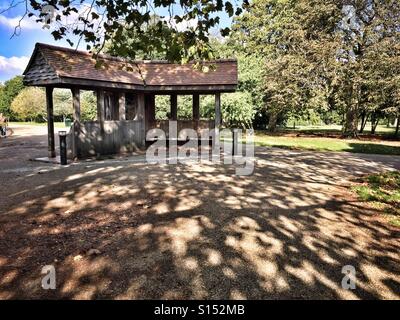 Capanna in legno shelter a Finsbury Park, North London, England, Regno Unito Foto Stock