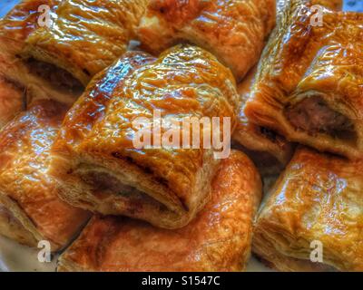 Appena sfornato rotoli di salsiccia Foto Stock