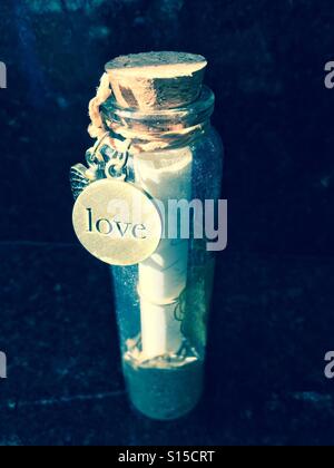 Lettera d'amore in una bottiglia Foto Stock