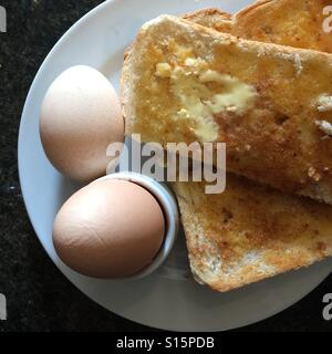 Uova sode e toast per la prima colazione Foto Stock