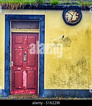 Vecchio orologio da parete e porta, Scozia, Regno Unito Foto Stock