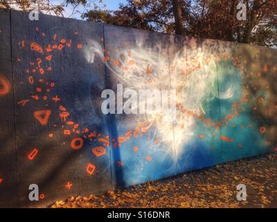 Un graffiti di un cuore bianco con un'eternità simbolo Foto Stock