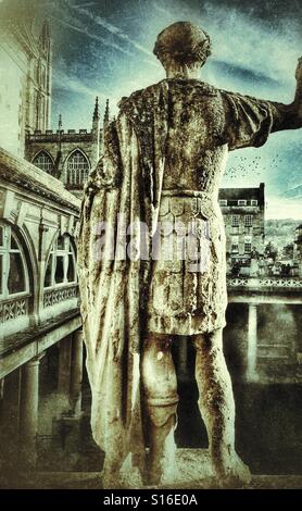 Statua su un terrazzo superiore che si affaccia sulla grande vasca da bagno presso le Terme Romane, Somerset, Inghilterra. Foto Stock
