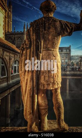 Statua sulla terrazza superiore di bagni romani, bagno, Inghilterra Foto Stock