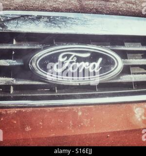 Ford logo del marchio su una griglia di auto Foto Stock