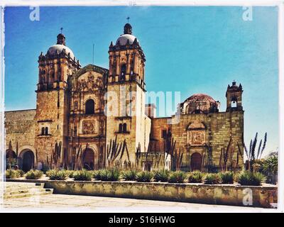 Vista esterna del suggestivo Templo de Santo Domingo de Guzman in Oaxaca, Messico. Foto Stock