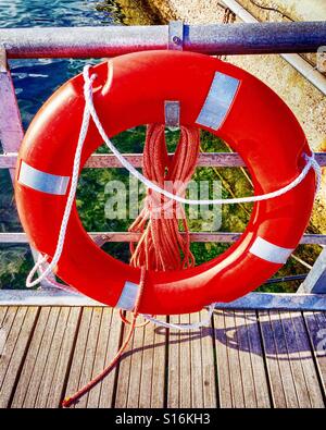 Salvagente anello sul porto Foto Stock