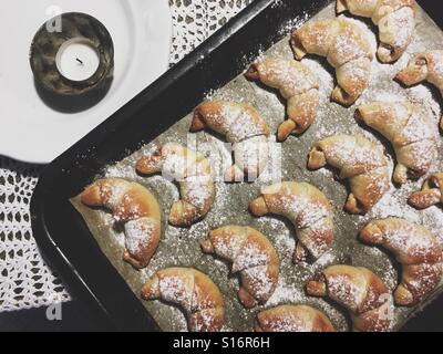 Biscotti di Natale su una placca da forno Foto Stock