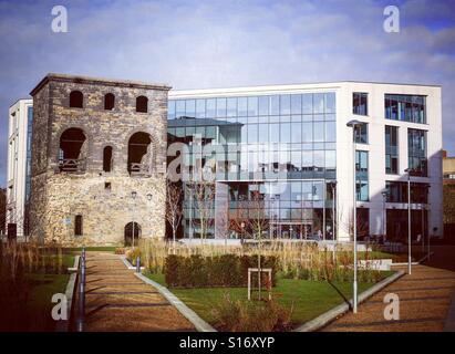 Luogo di Wellington , alla vecchia stazione ferroviaria e il nuovo edificio per uffici a Leeds, West Yorkshire. Foto Stock