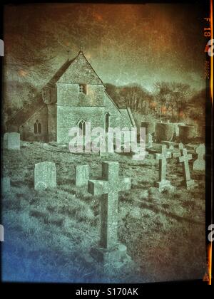 Un film retrò effetto foto di San Pietro Chiesa Anglicana in Duntisbourne Abbots, Gloucestershire, Inghilterra. La foto mostra la torre campanaria e il cimitero circostante. Credito foto © COLIN HOSKINS. Foto Stock