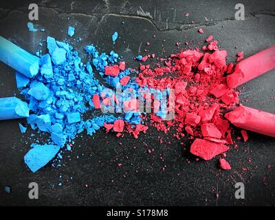 Un mix di rosa e blu polvere di gesso Foto stock - Alamy