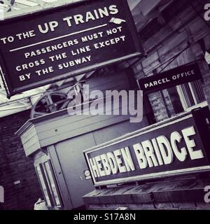 Indietro nel tempo a Hebden Bridge stazione ferroviaria. Foto Stock
