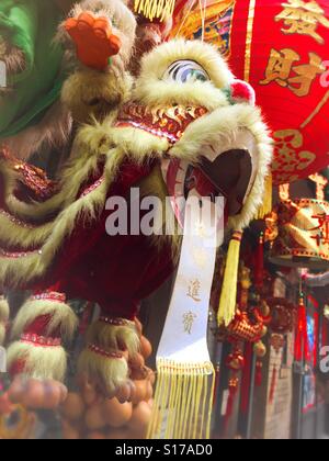 Chinatown souvenir shop display, NYC Foto Stock