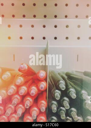 Rosso e nero in ballpoints shop display Foto Stock