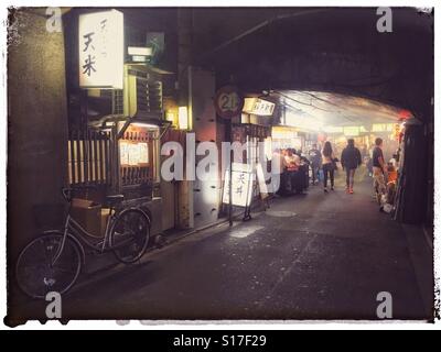 Izakaya ristoranti sotto gli archi in Tokyo centrale Foto Stock