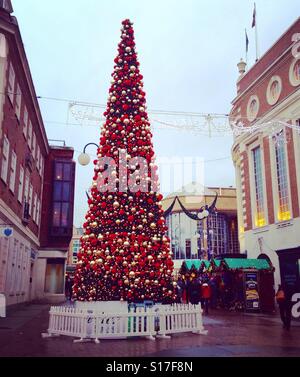 Albero di natale di Kingston-upon-Thames, Inghilterra. Foto Stock