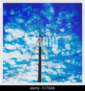 Nuvole e cielo blu con palo del telegrafo e i cavi telefonici per Foto Stock