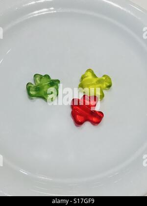 A forma di aeroplano Haribo caramelle gommose su una piastra a Lufthansa First Class Lounge a Francoforte, Germania Foto Stock