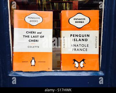 Di seconda mano Penguin fiction paperback in vendita in una libreria di Hay on Wye Wales UK Foto Stock