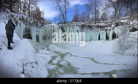 Due persone a scattare foto di cascate Minnehaha a Minneapolis, Minnesota, Stati Uniti d'America. Foto Stock