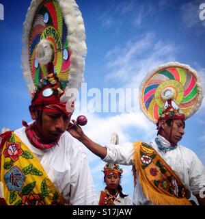 Ballerini da Papantla, Veracruz, eseguire durante il anuale pellegrinaggio a Nostra Signora di Guadalupe a Città del Messico, Messico Foto Stock