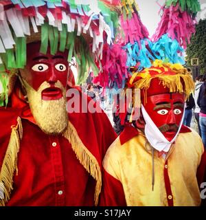 Ballerini da Chilchotla, Puebla, indossando maschere rosso, eseguire Santiago Caballero ballare durante il anuale pellegrinaggio a Nostra Signora di Guadalupe a Città del Messico, Messico Foto Stock