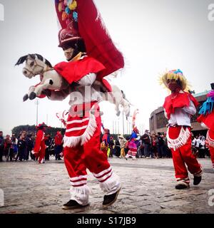 Un ballerino da Chichotla, Puebla, vestito da Saint James in sella al suo cavallo compie durante il anuale pellegrinaggio a Nostra Signora di Guadalupe a Città del Messico, Messico Foto Stock