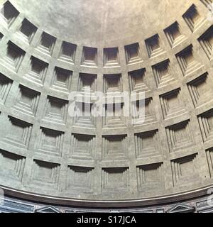 Pantheon costruito nel II secolo d.c. , un tempio dedicato a divinità pagane, ora serve come una chiesa. Foto Stock