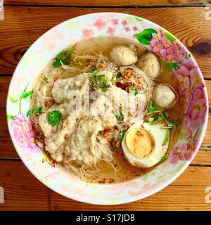 Cibo tailandese- Tom Yum noodle Kanchanaburi Thailandia Foto Stock