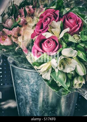 Bouquet di fiori in una benna Foto Stock