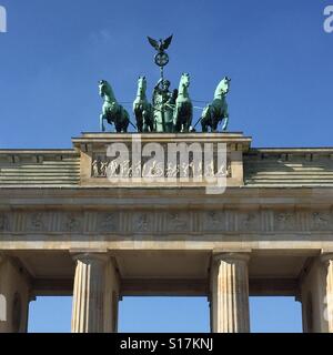 Berlin L'iconico punto di riferimento, la Porta di Brandeburgo, Germania Foto Stock