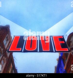 Un segno di amore segno natale su Carnaby Street, Londra Foto Stock