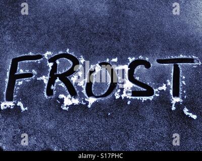 Il testo il gelo viene scritto su un parabrezza congelati Foto Stock