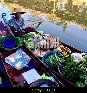 Fornitore di barca a Tha Kha mercato galleggiante, Samut Songkhram, Thailandia Foto Stock