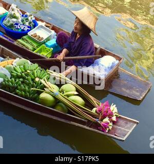 Fornitore di barca a Tha Kha mercato galleggiante, Samut Songkhram, Thailandia Foto Stock