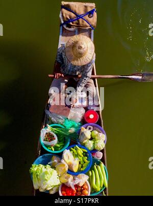 Barca venditore a vendere verdure Thai su una gabbia di imbarcazione in legno a Tha Kha mercato galleggiante, Samut Songkhram provincia, Thailandia Foto Stock