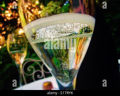Bolle sparkle in un bicchiere di prosecco Foto Stock