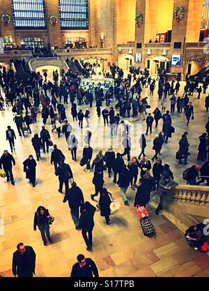 Una folla numerosa nell'atrio principale di Grand Central Terminal, NYC, STATI UNITI D'AMERICA Foto Stock