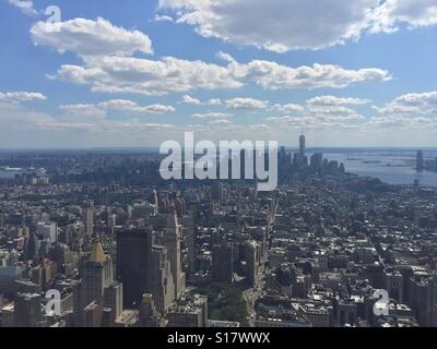 Un grande colpo di New York sulla cima di uno dei tanti sky dei raschiatori in questa vivace metropoli. Foto Stock
