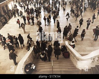 Folle immense sulla scalinata di grand concourse della Grand Central Terminal, NYC, STATI UNITI D'AMERICA Foto Stock