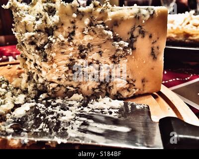 Formaggio blu e lama a cuneo Foto Stock