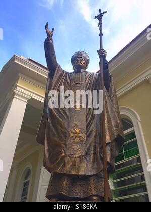 Una scultura di Papa Giovanni Paolo II nella Cattedrale del Buon Pastore di Singapore Foto Stock