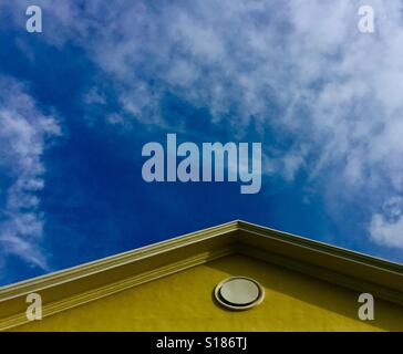 Tetto contro un cielo blu, Cattedrale del Buon Pastore, Singapore Foto Stock