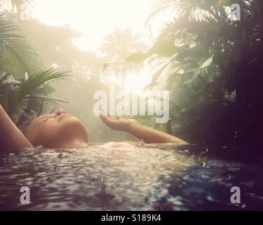 Godersi la vita in Tabacon hot springs in Costa Rica Foto Stock