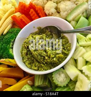 Nam Prik Ong - Thai grigliate di peperoncino verde tuffo dalla Thailandia del Nord di Chiang Mai Foto Stock