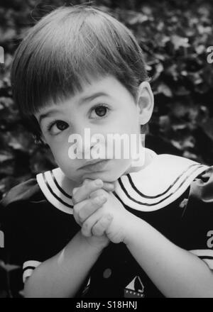 Un ritratto in bianco e nero di una giovane ragazza toddler guardando fuori nella distanza Foto Stock