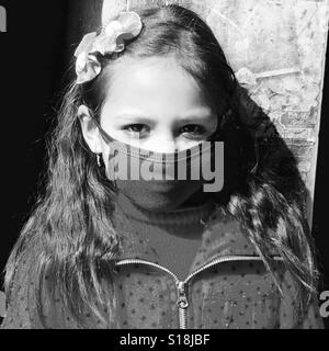 Ragazza con maschera facciale, Kathmandu, 2017 Foto Stock