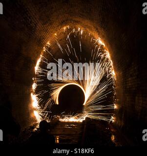 La formazione di scintille volanti in un tunnel Foto Stock