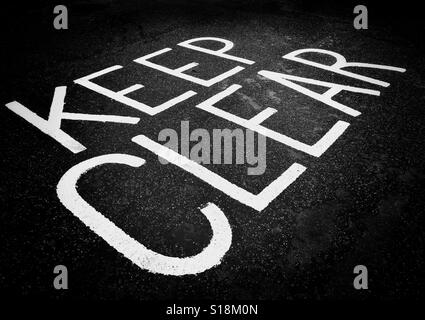 Le parole 'TENERE SGOMBRA L' sono dipinte su asfalto per informare il driver che non sono autorizzati ad interrompere, carico, fuori carico o parcheggiare in questa zona. Un'immagine con molteplici usi. Credito foto - © COLIN HOSKINS. Foto Stock